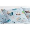 Cojín decorativo alargado para cama MONDO C dibujo ballenas, barcos y globos